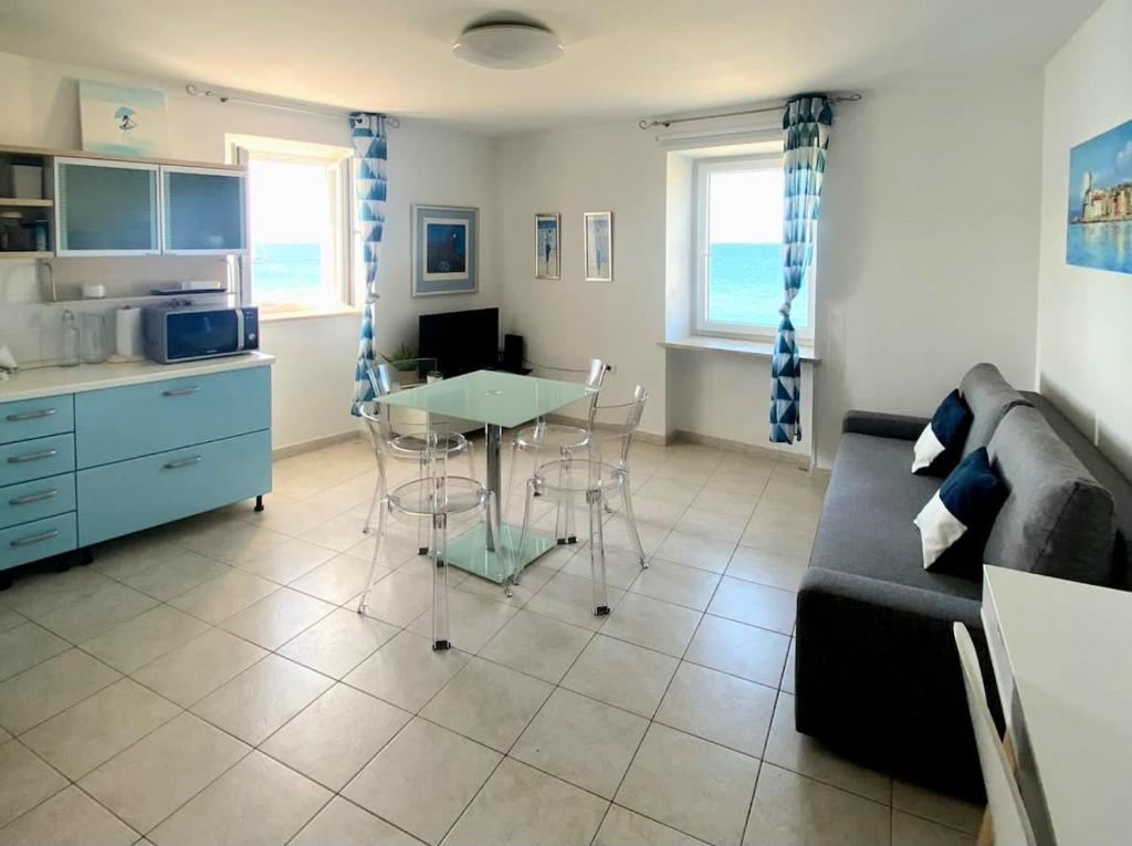 Piran, charming apartment facing sea !, Piran