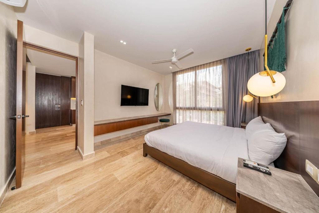Lux 2BR w Rooftop Pool and private balcony - 4