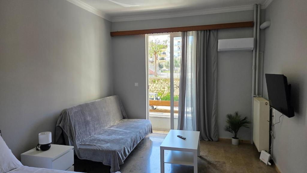 Cozy Studio 6, Patra