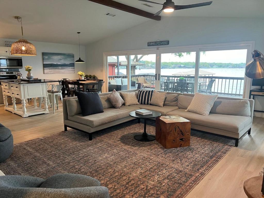 Harbor Point Hideaway,Sleeps 8, on open water, Gun Barrel City