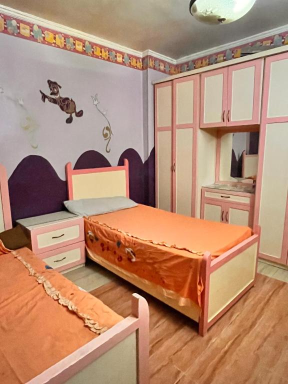 Five minutes to pyramids, Káhira