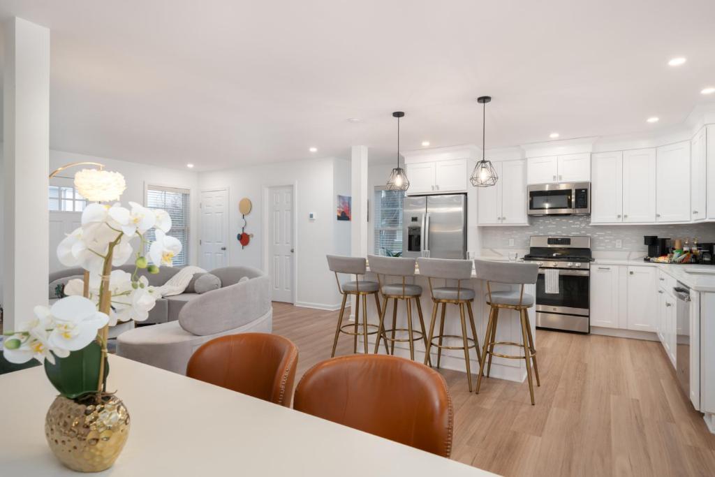 Upscale 4BR Retreat at the Reservoir!, Bridgeport