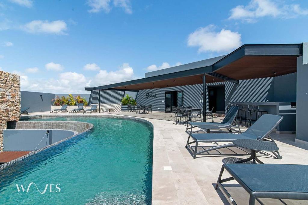Stylish Pool View • 1BR w/Balcony • Sauna + Gym - 4