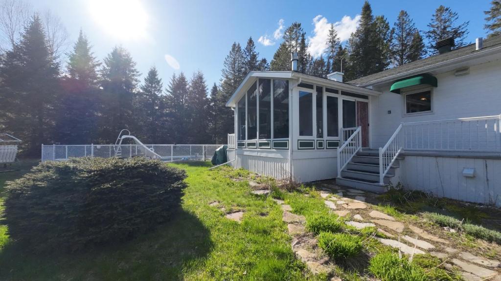 Cottage with inground pool outside, Saint-Damien
