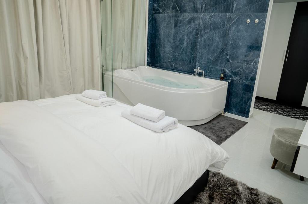 Luxury Jacuzzi Apt with AUC View, Káhira