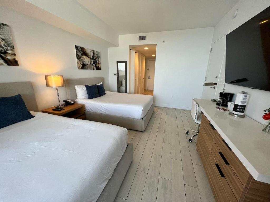 Studio Apmt 2 Beds with pool and gym, Hallandale Beach