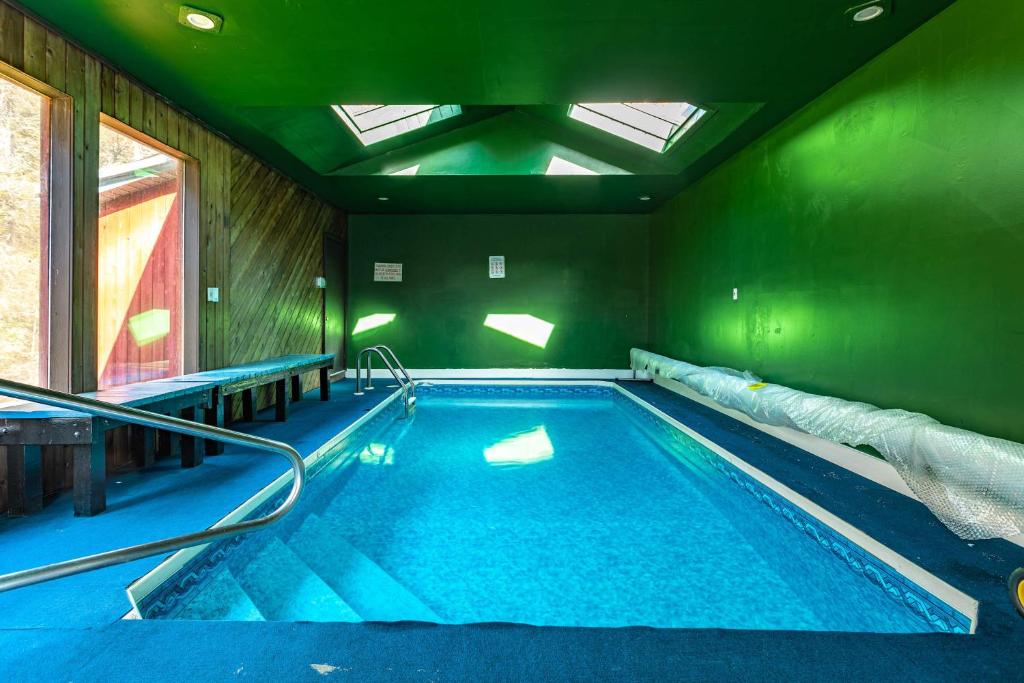 Heated Indoor Private Pool Stream Front Game Room, Cresco