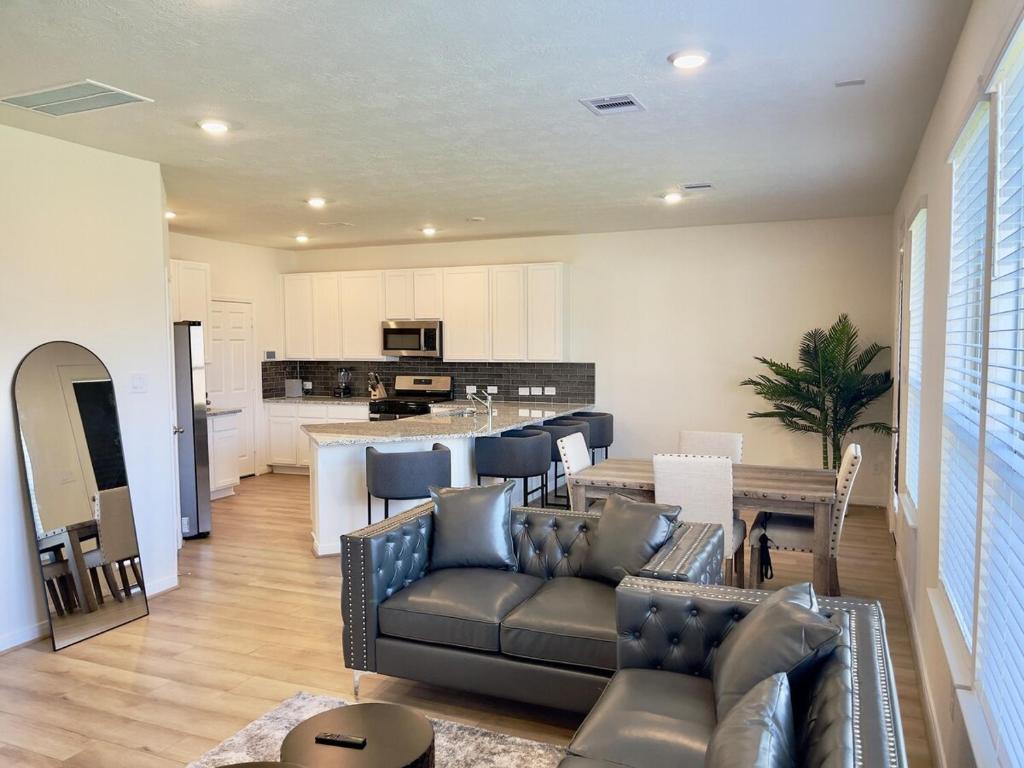 Spacious 3BR with Loft and Patio, Harold Freeman Farm Airport