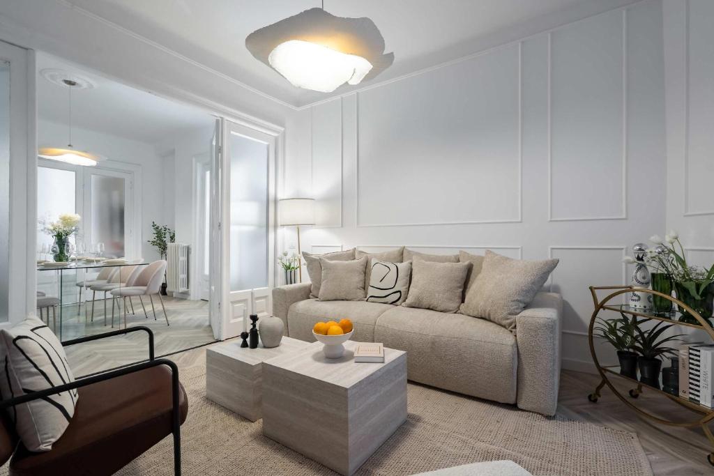 Refined & Spacious 3-Bedroom Flat Near Cismigiu, Balcony with Boulevard Views, Bukurešť