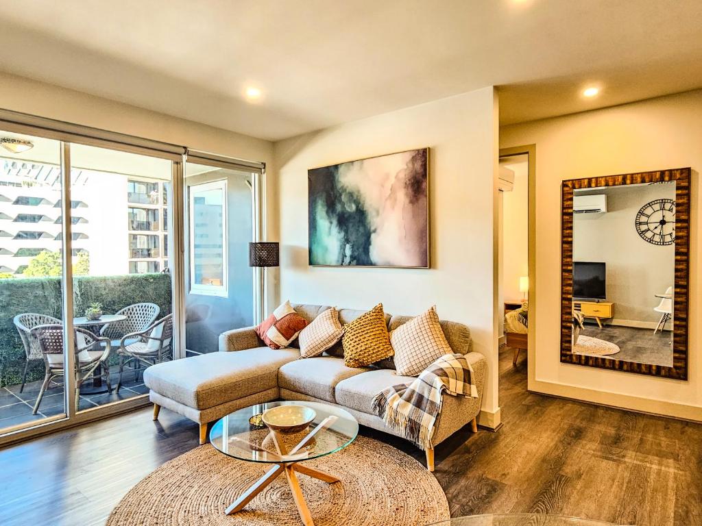 Spacious 2BR Apt with Balcony, Parking & Study Desk!, Melbourne