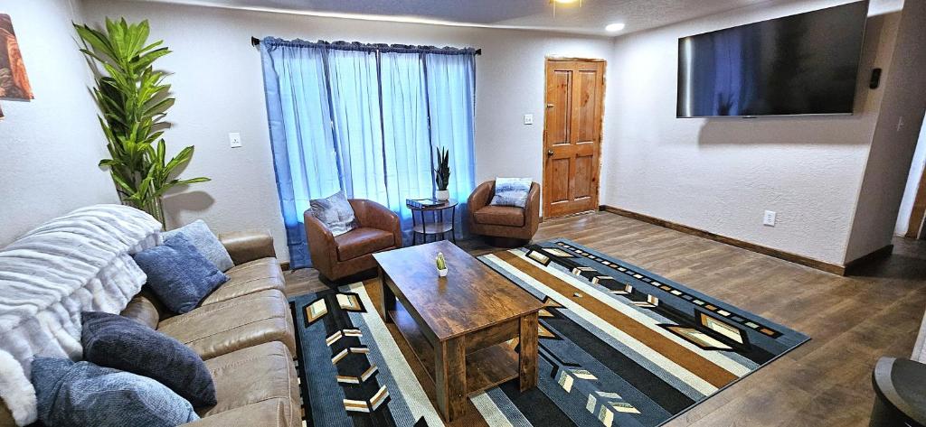 3Bd, King, Brkfst, Large TVs, WD, Sleeps 11, BBQ, Page