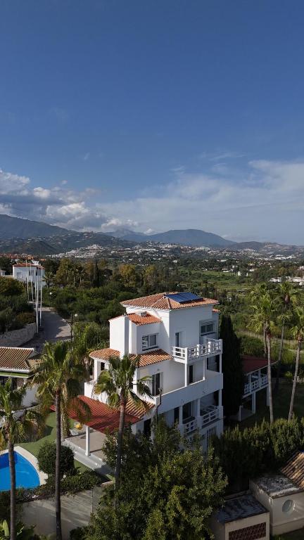 Stunning and luxury Villa in Marbella-Atalaya - 250m to GC Atalaya, 2x 18 holes and very close to the beach of San Pedro de Alcántara and Puerto Banus or Puente Romano - 5