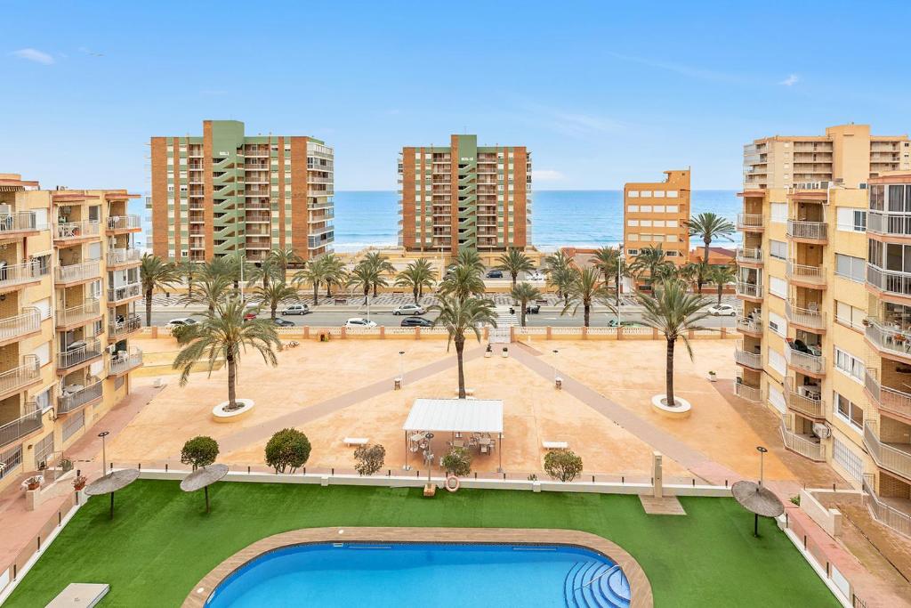 Arenales Seaside Apartment - Pool, Beach & Parking, Arenales del Sol
