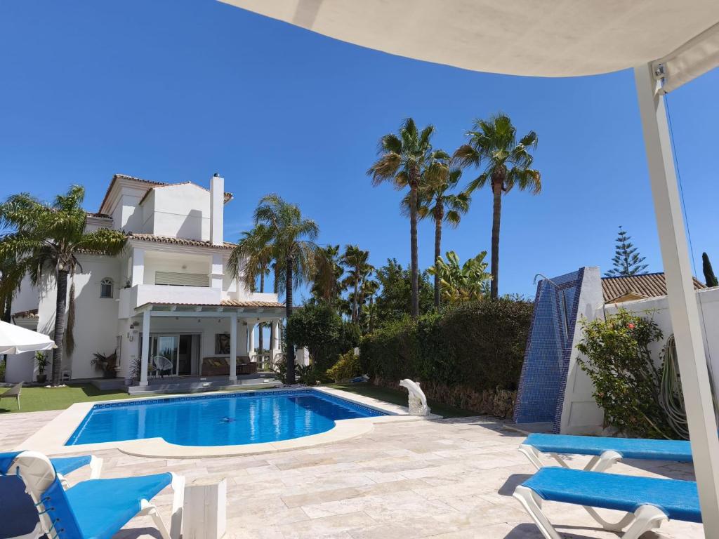 Stunning and luxury Villa in Marbella-Atalaya - 250m to GC Atalaya, 2x 18 holes and very close to the beach of San Pedro de Alcántara and Puerto Banus or Puente Romano - 2