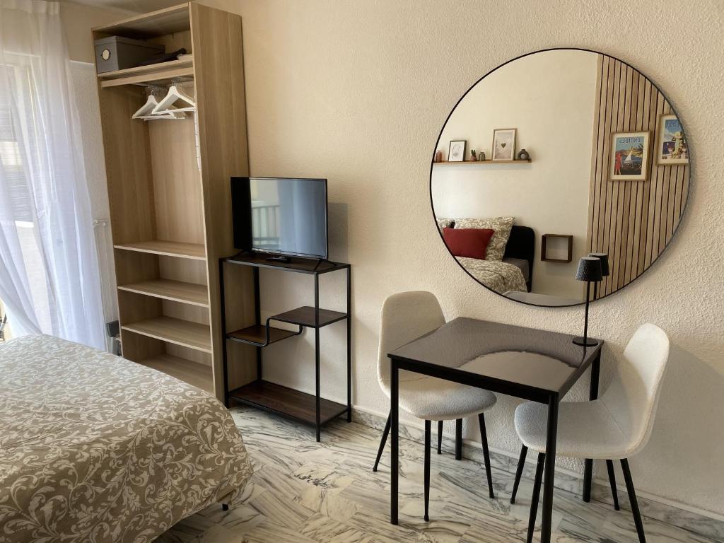 A deux pas des plages et au coeur du vieil Antibes , beau studio rénové - 4