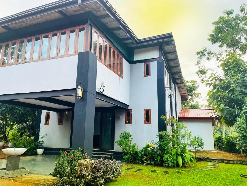 Queen Cliff, Mahakeliya