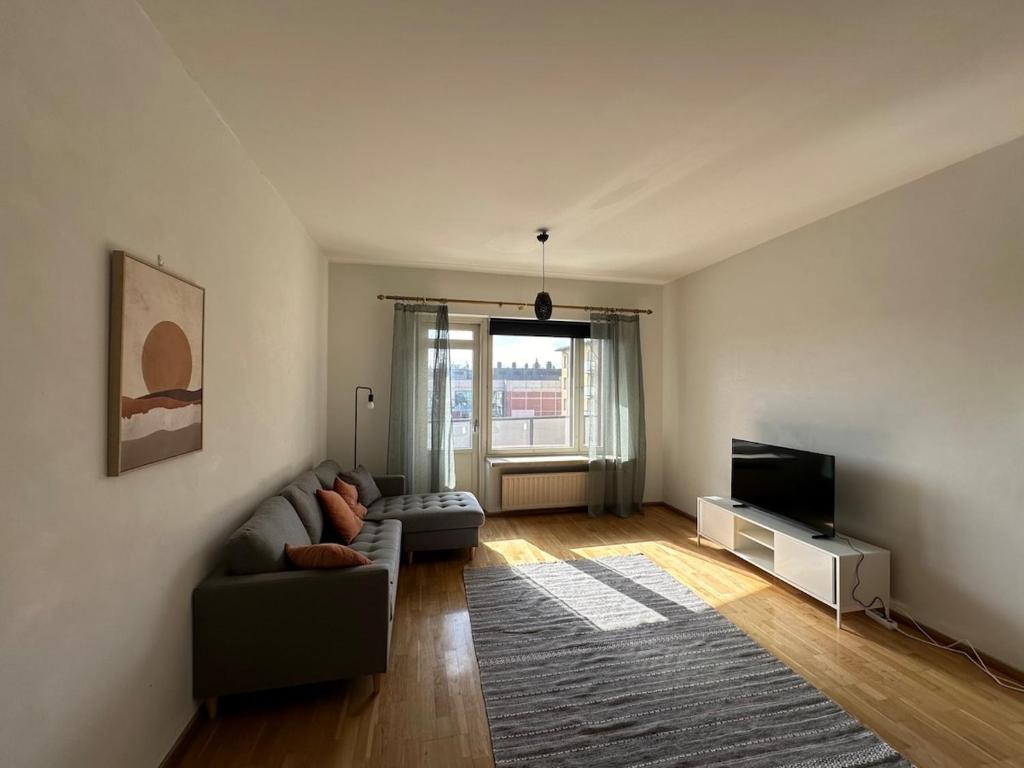 Kotimaailma - Iso Kolmio keskustassa autohallipaikalla, Kokkola