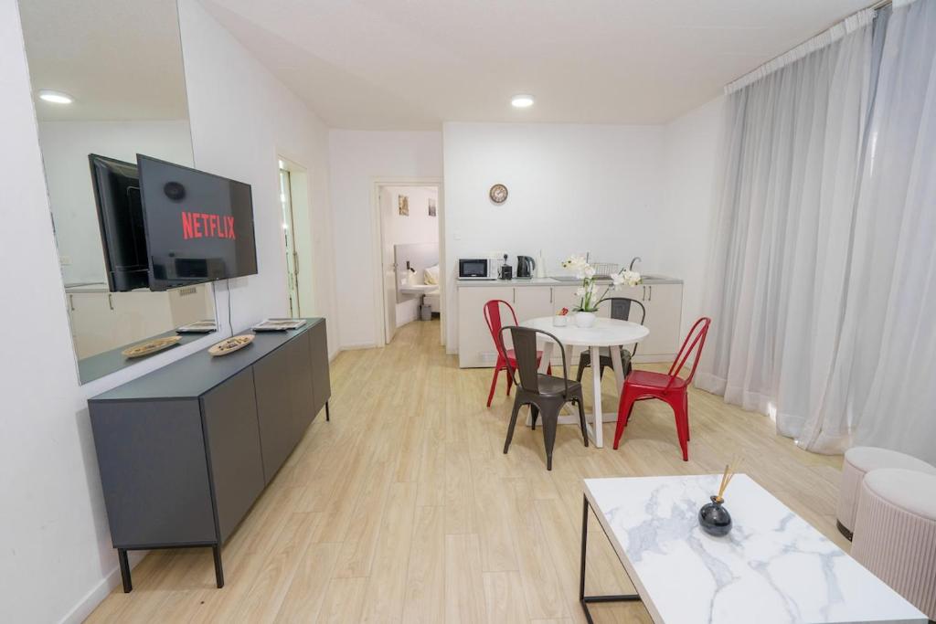 Kitieos 163 Suite in Finikoudes, Larnaka