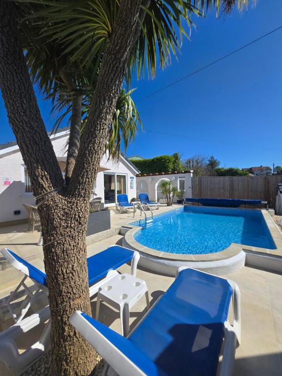 Family Bungalow with Private Pool, Kilgetty