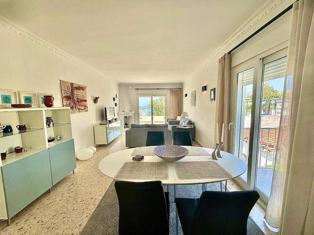 A2405 Modern 2 bed 2 bath Penthouse Burriana Beach - 3