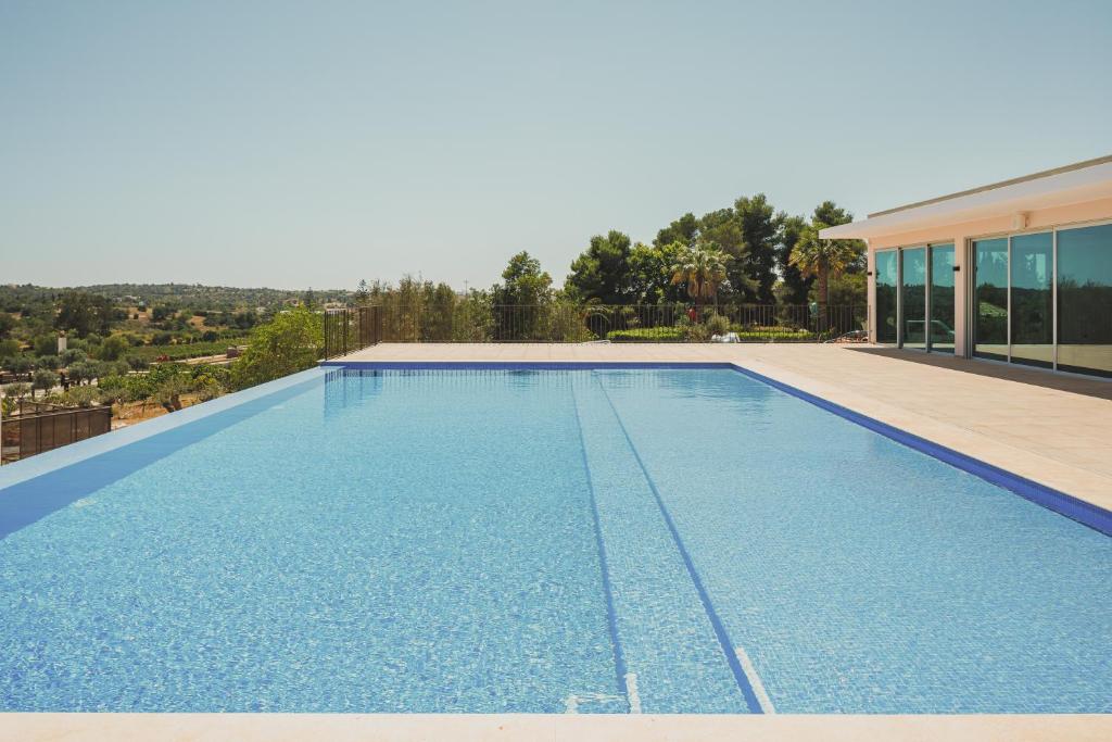 Swimming pool, Quinta dos Vales Wine Estate in Estombar