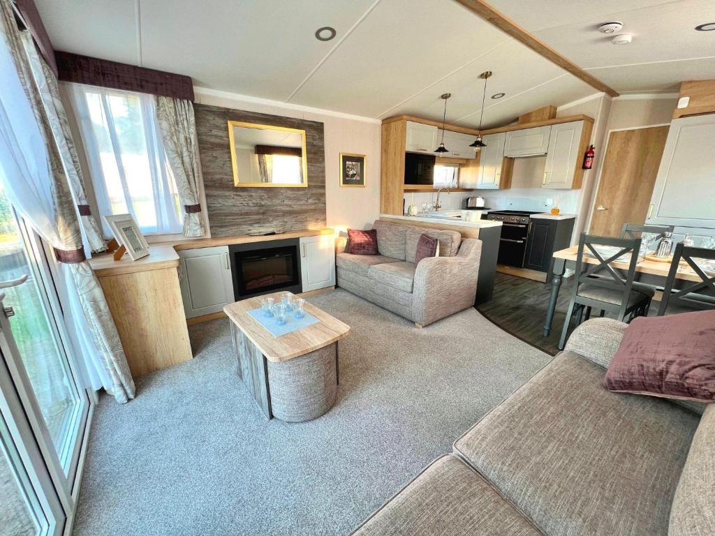 Modern 8 Berth Caravan With Decking At Naze Marine Park, Ref 17006Tw, Walton-on-the-Naze