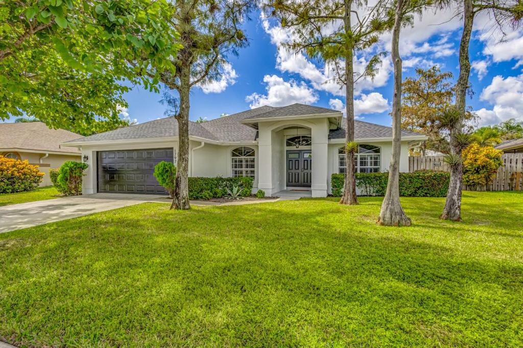 Nice neighborhood Pool, Office, 4 TVs, King b, BBQ, Wellington