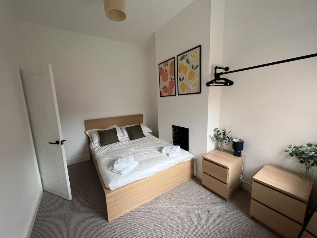 Altrincham House - 2BR - Sleeps 6 - WiFi - Parking, Broadheath