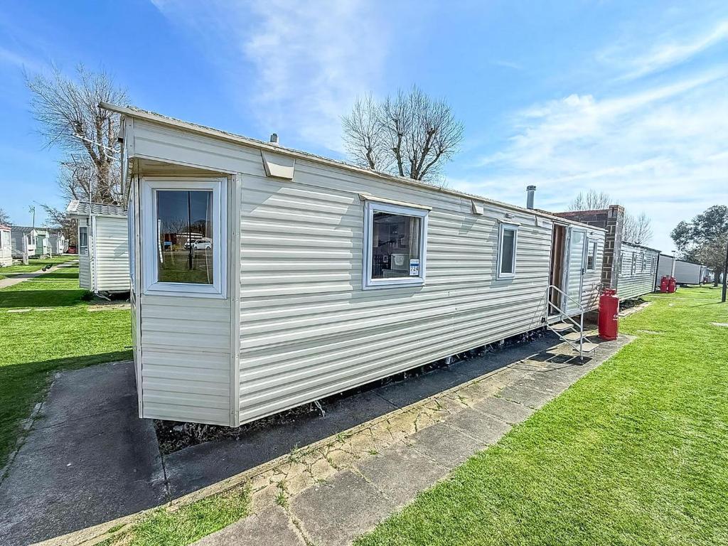 Cosy 8 Berth Caravan At Highfield Grange Holiday Park In Essex Ref 26724Wr, Clacton-on-Sea