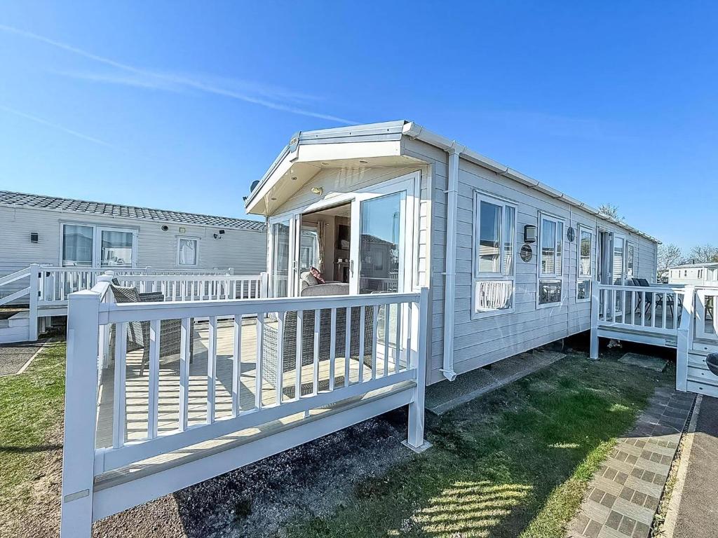 Beautiful Caravan With Decking Wifi At St Osyth Beach Holiday Park Ref 28077Dw, Clacton-on-Sea
