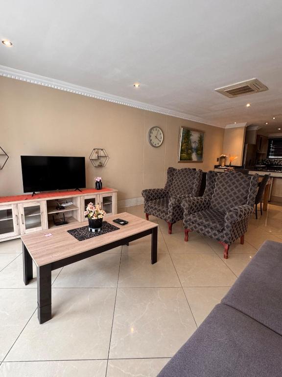 Accommodation Front - Fantastic 4 Sleeper With Canal Views, Durban