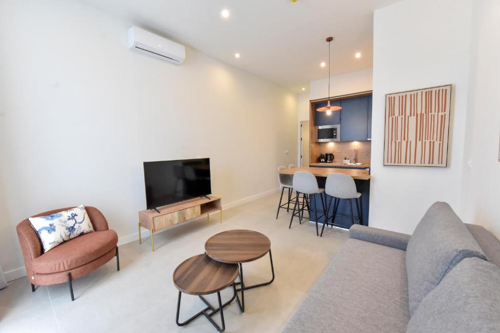 Riverside Suits, Sevilla