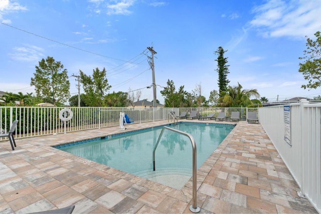 Gulf Access with Boat Slip, Heated Saltwater Pool - Bacino Vistas #202 & #203 - Roelens, Cape Coral