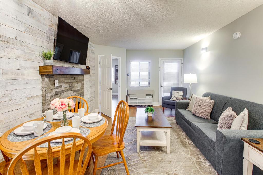 Mtn-View Gatlinburg Gem with Pool Walk to Town 전경