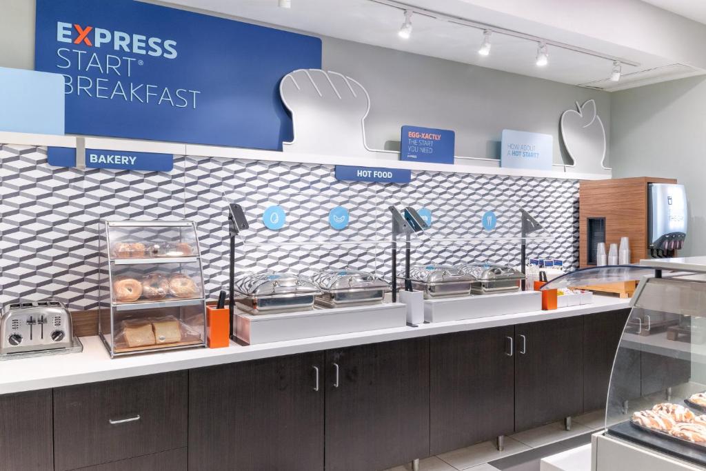 ホリデイ イン エクスプレス ＆ スイーツ ラスベガス SW スプリング バレー アン IHG ホテル バイ IHG (Holiday Inn Express & Suites Las Vegas SW – Spring Valley, an IHG Hotel By IHG) お料理のイメージ