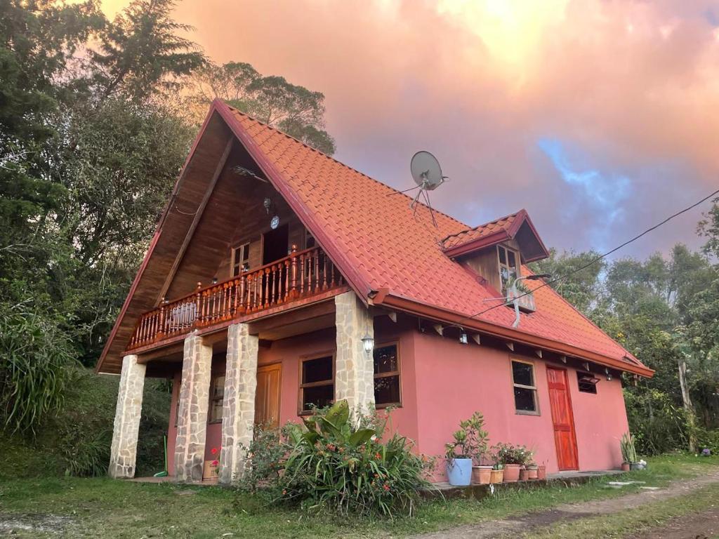 Mountain Chalet with Valley View, Alajuela
