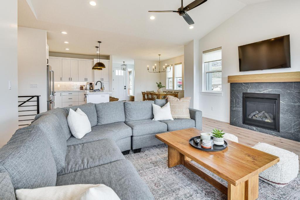 New Home with Amazing Views in Eden Less Than 6 Mi to Ski!, Eden