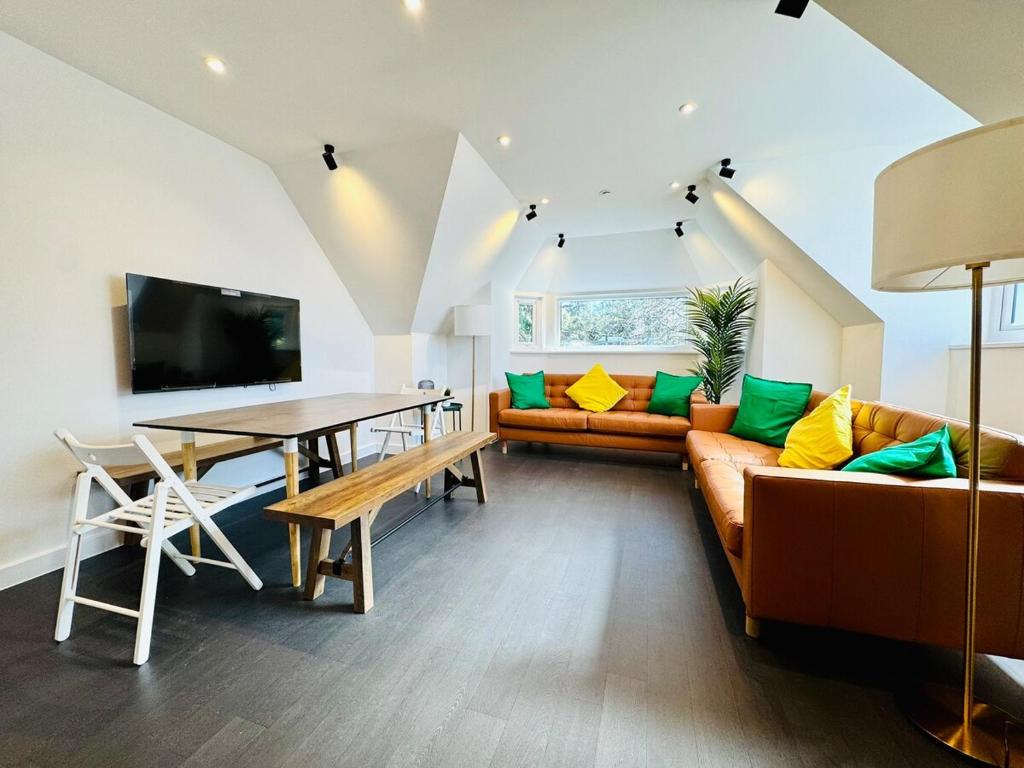 BIG Penthouse - 3-Bedroom - 2-Bathroom - Sleeps 8, Bournemouth