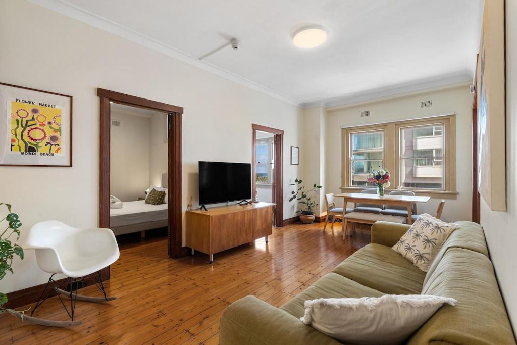 Beach Views, Grand Art Deco 2Bed, Sydney