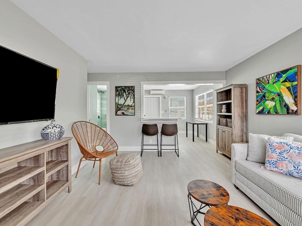 Beachside 1BR Apt - Walk to Hollywood Dania Beach, Dania Beach