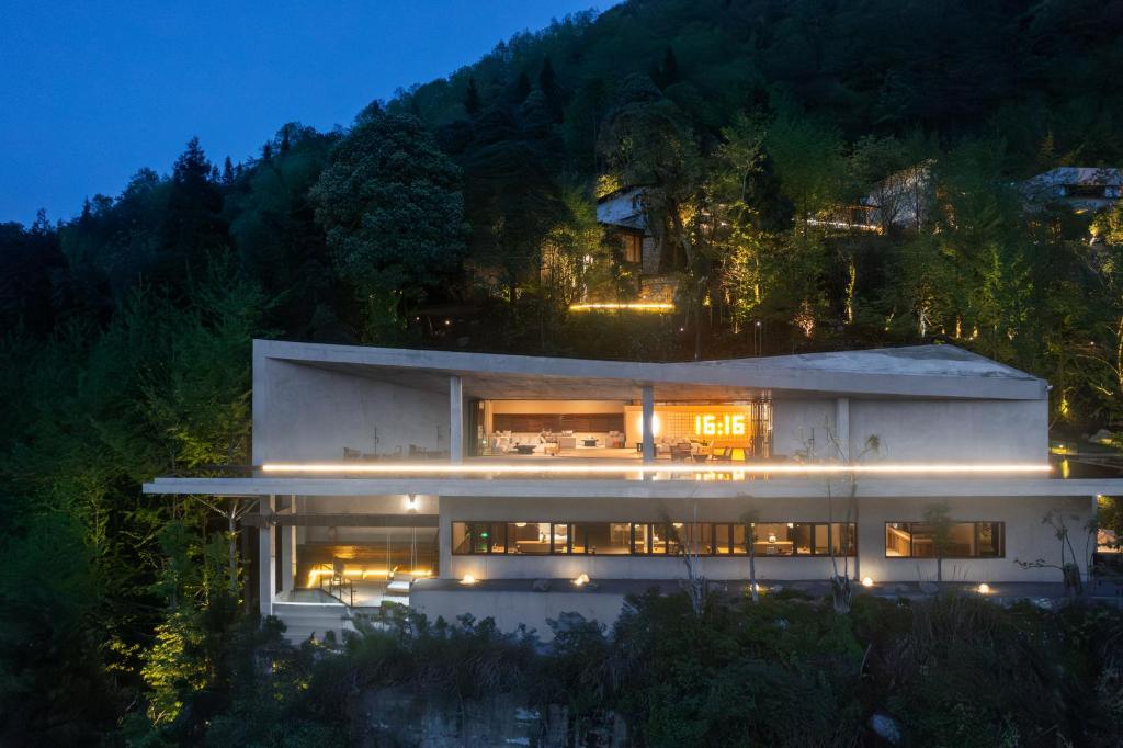 The Mount Route 上山上-抱翠, Huaying