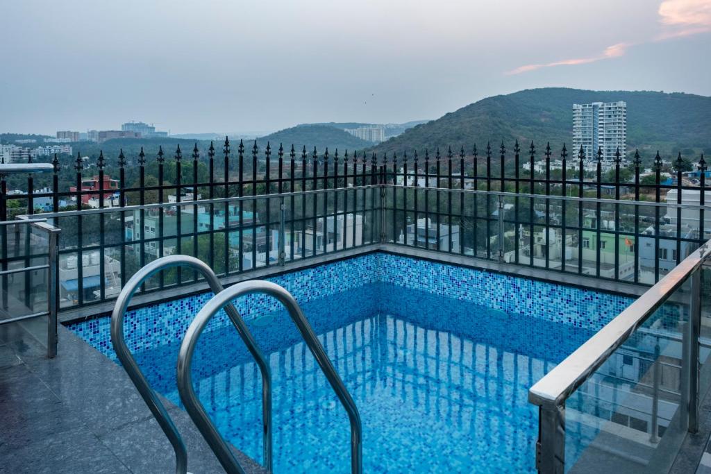 Treebo Breeze Way Rushikonda With Swimming Pool スイミングプール