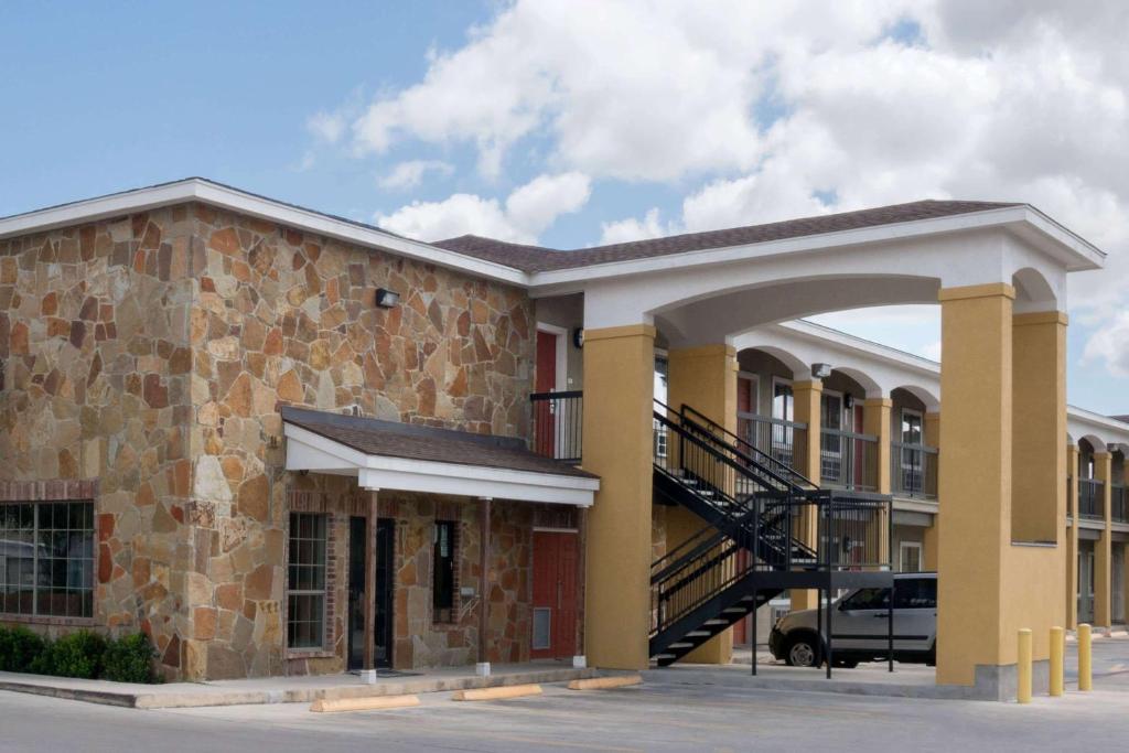 Super 8 by Wyndham San Antonio Near Fort Sam Houston, San Antonio