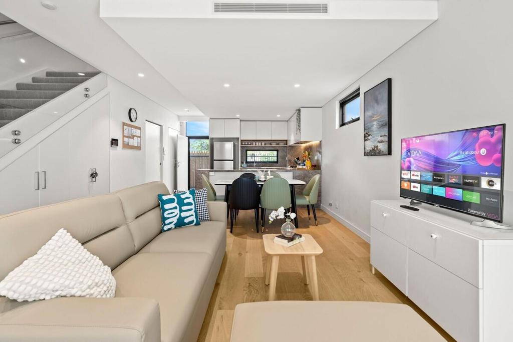 8L Abnb-Style 3BR Home with Courtyards, Steps to Train and Mall, Lindfield