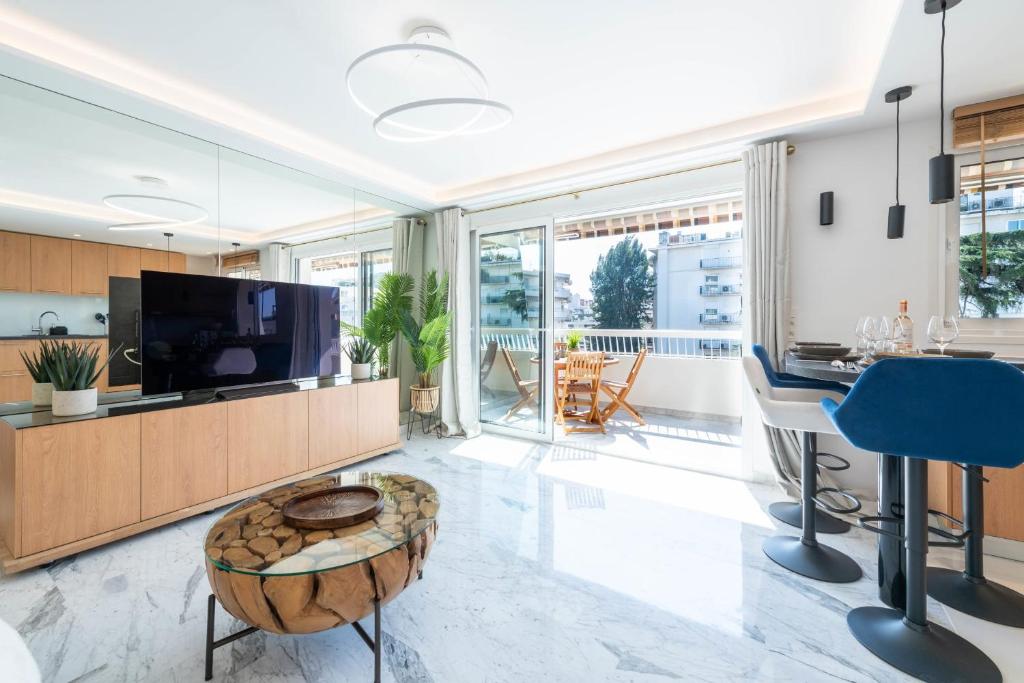 Spacious 1-Br Apartment with Terrace Heart of Cannes, Cannes