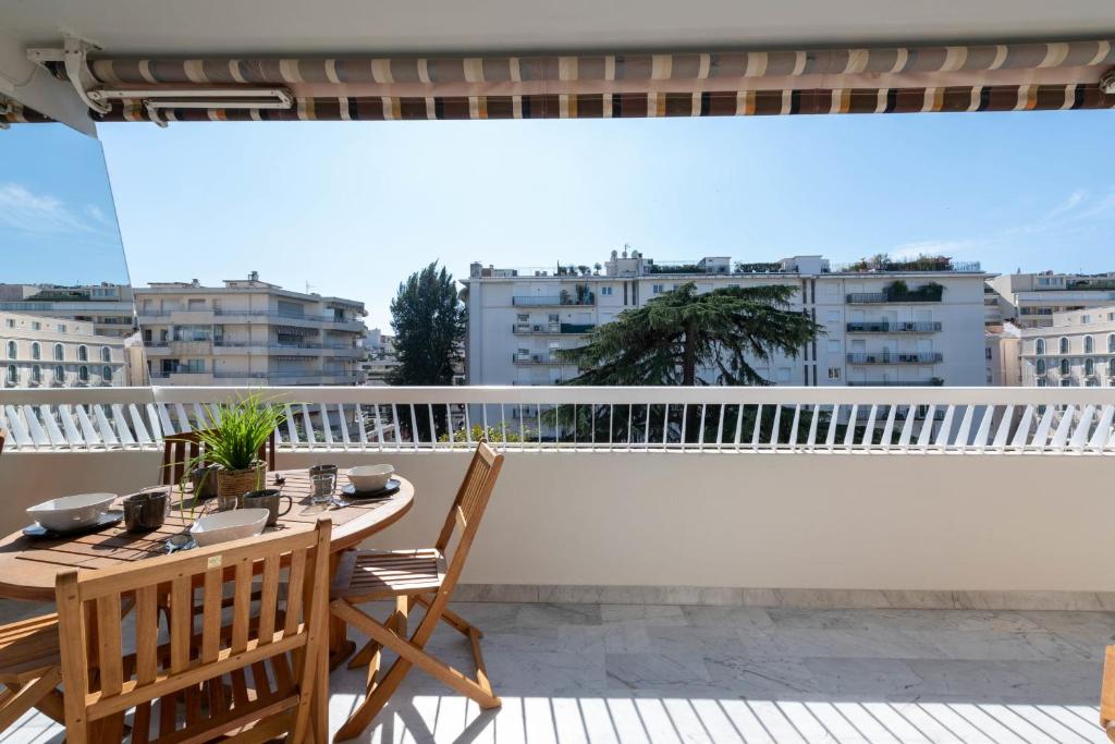 Spacious 1-Br Apartment with Terrace Heart of Cannes - 2