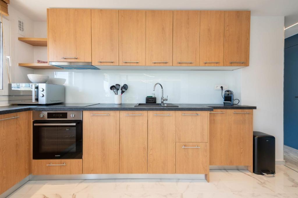 Spacious 1-Br Apartment with Terrace Heart of Cannes - 4
