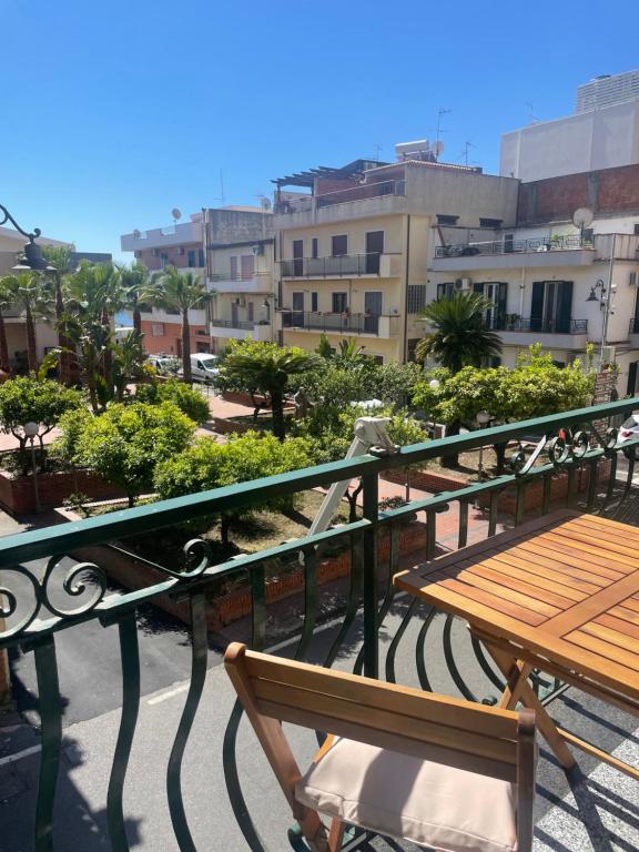 Il Glicine Apartment a 2 min dalla Spiaggia, Letojanni