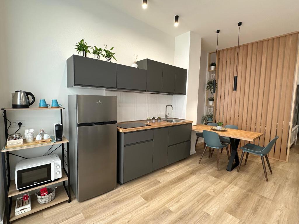 Aura Apartment, Katánie