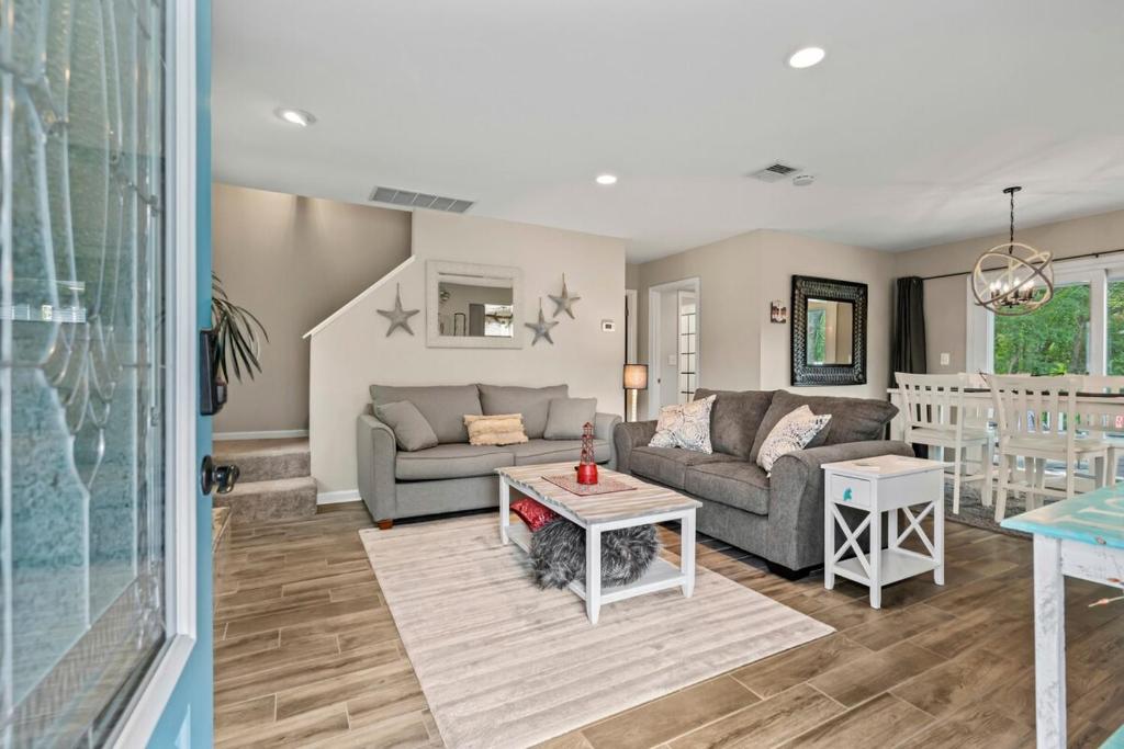 2 Min Walk to Beach & Main St With Private Patio And Firepit, Myrtle Beach